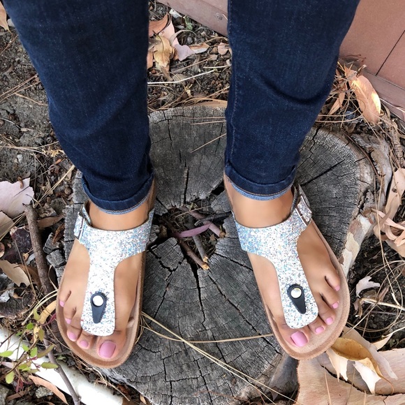 😍SILVER GLITTER THONG FOOTBED SANDALS - Picture 5 of 5